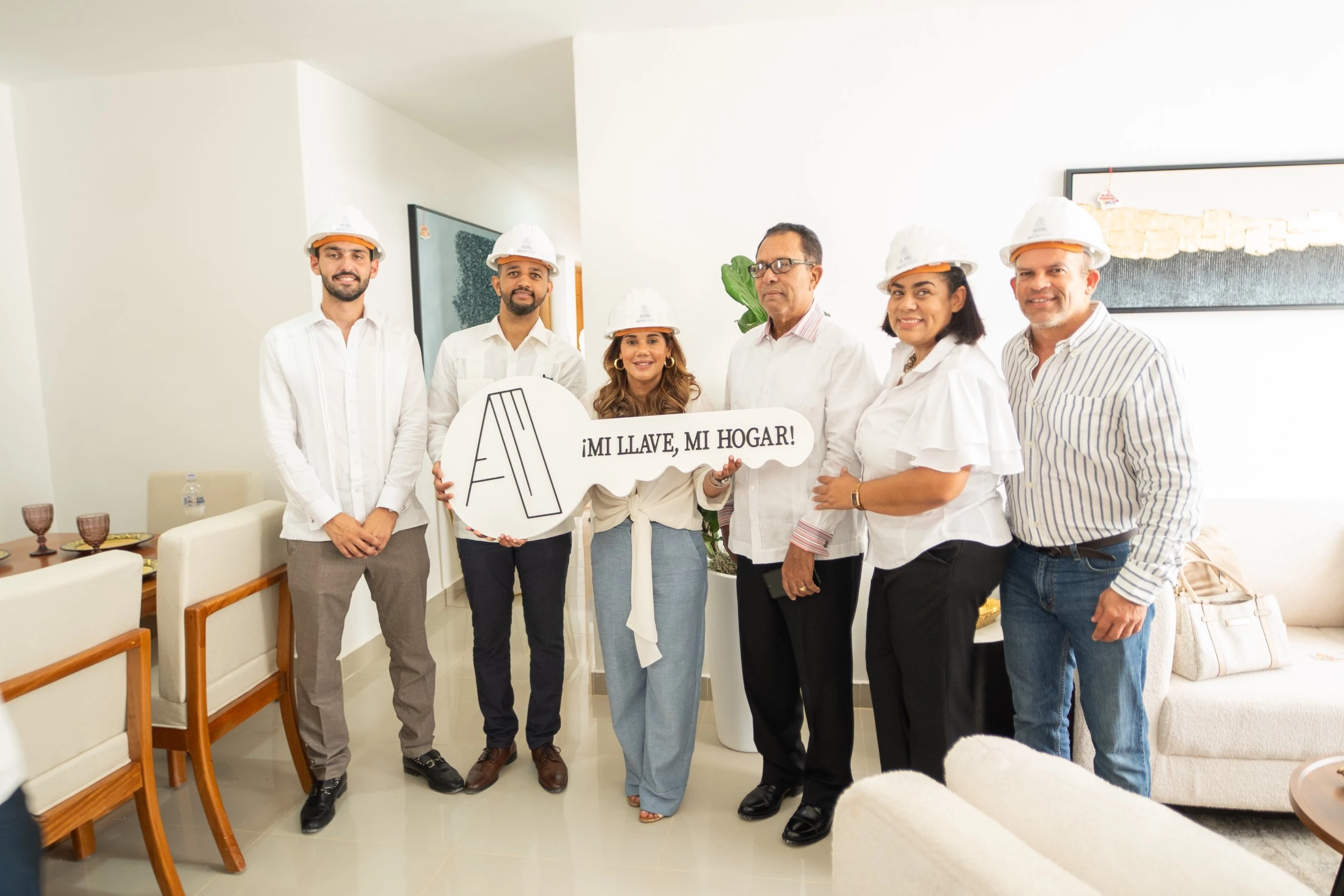 Los socios de ACVAL junto a la alcaldesa de Higüey, Karina Aristy