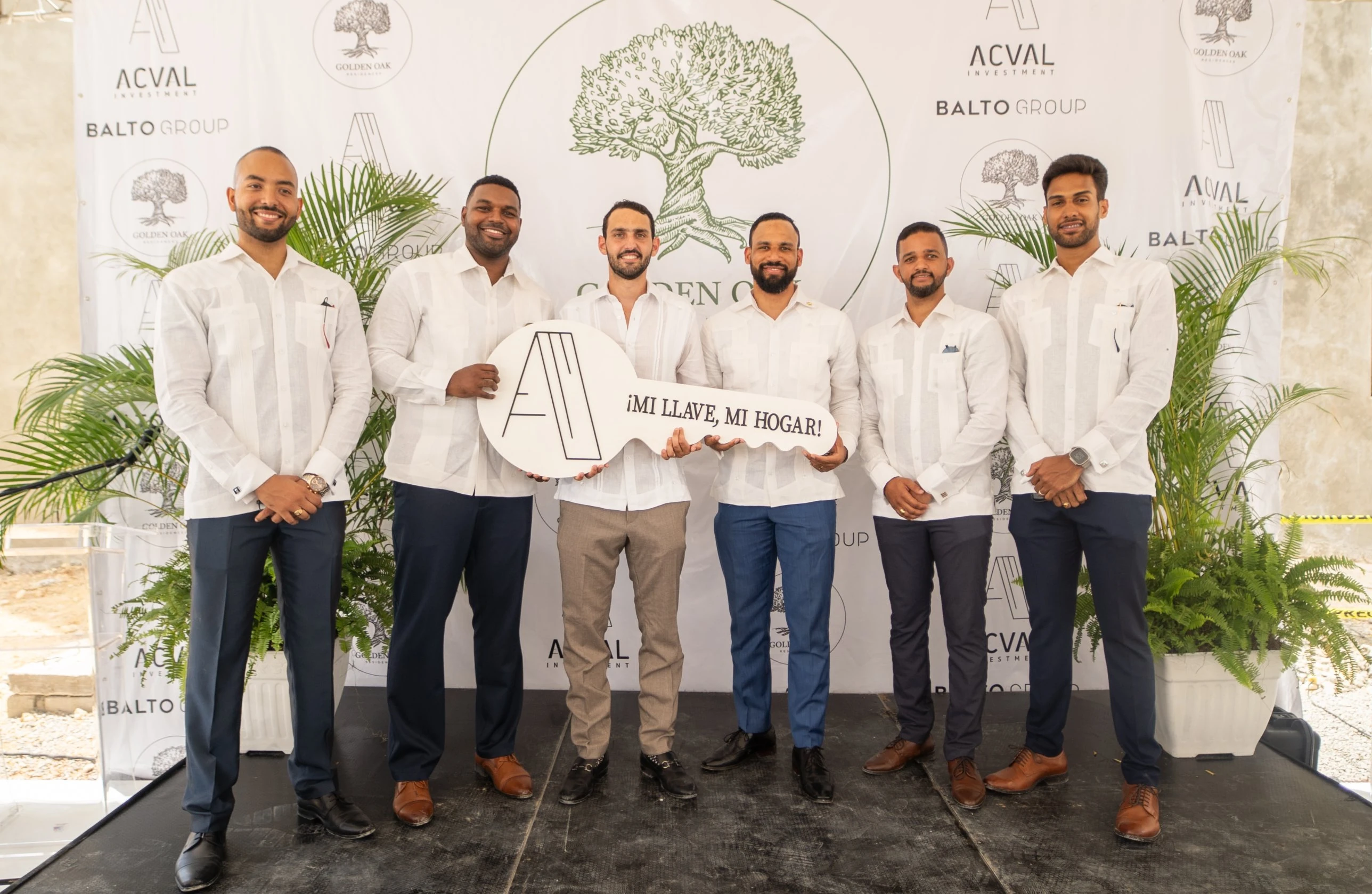 Socios de ACVAL Investment junto a aliados con la llave ¡Mi llave, mi hogar!